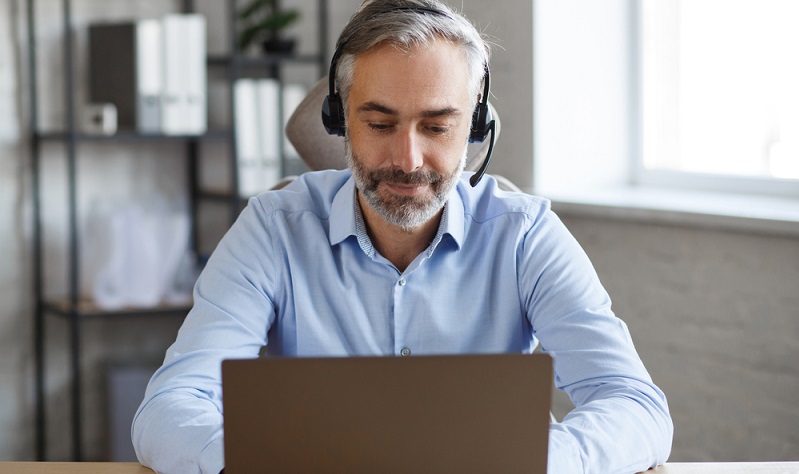 Auch wenn es nur ein Meeting aus dem Home Office heraus ist: Vernünftige Kleidung ist angesagt!  (Foto: Shutterstock-YURII MASLAK  )