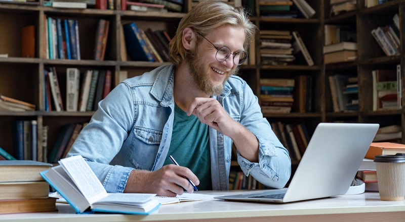 Auch wenn mal wieder etwas schiefläuft: Wenn der Moderator dennoch Humor beweist, freut das alle Teilnehmer.  ( Foto: Shutterstock-  insta_photos)