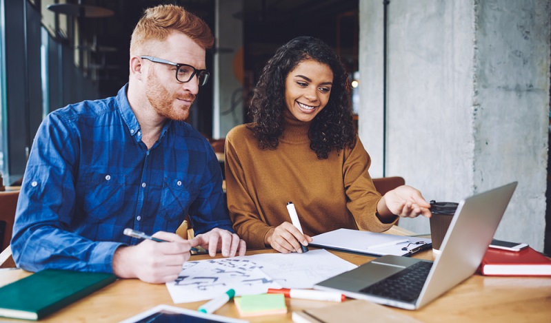 Bei Webinaren erfolgt die Vermarktung noch intensiver über digitale Kanäle, als das bei anderen Trainingsformen der Fall ist. Das führt auch dazu, dass für das Webinar zusätzliche Aufgaben aus dem Bereich des Marketings hinzukommen.  (Foto: Shutterstock-GaudiLab )