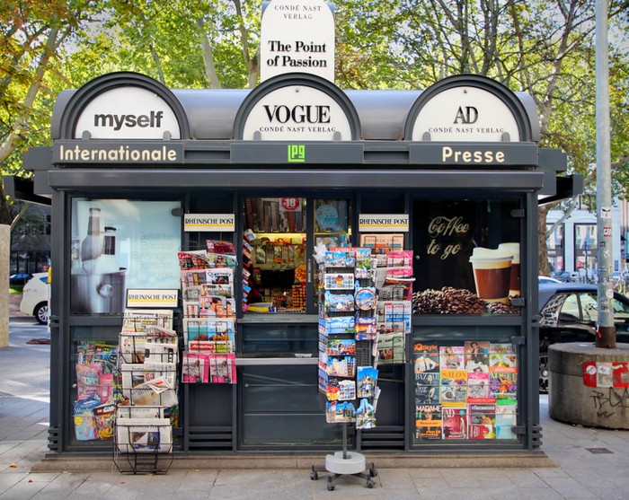 Ein Beispiel für einen Einzelhändler mit geringer Sortimentsbreite ist das Kiosk. Platzbedingt ist das Sortiment weniger breit als jenes des Supermarkts. Auch die Sortimentstiefe ist hier geringer. (Foto: shutterstock - Maiko33)