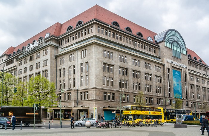 Ein weiteres Beispiel ist dieses Warenhaus, das KaDeWe "Kaufhaus des Westens". Es fällt in die Klasse der Warenhäuser und bietet eine außergewöhnlich große Sortimentsbreite. (Foto: shutterstock - Kiev.Victor)