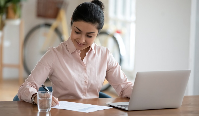 Weiterbildungen machen um für die Anforderungen des Arbeitsmarktes gewappnet zu sein. ( Foto: Shutterstock-fizkes)