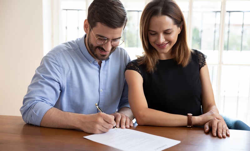 Das Aufstiegsstipendium richtet sich nicht nur an Fachkräfte ( Foto: Shutterstock-.fizkes)