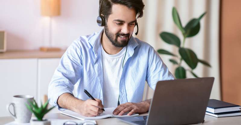 Durch Corona wurden viele Mitarbeiter in die Kurzarbeit geschickt. Die Zeit kann man prima für ein Studium nutzen ( Foto: Shutterstock- Prostock-studio )