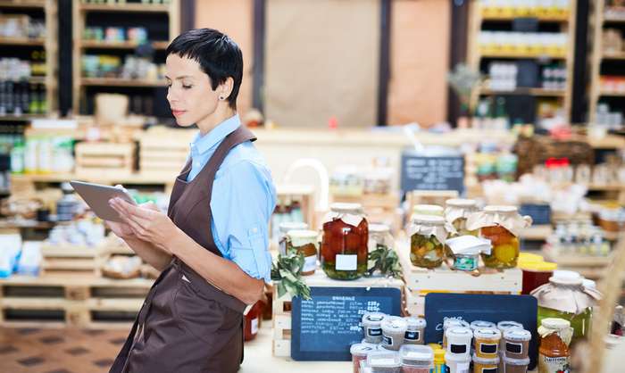 Was gilt für den Verkauf von Lebens- und Genussmitteln, von Medikamenten oder ähnlichem bei einem Ladenverkauf (auch in Bezug auf die Ausbildung des Personals)? ( Foto: Adobe Stock - Pressmaster )