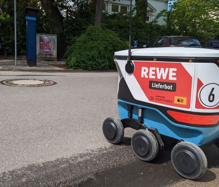 REWE setzt in der Last-Mile-Logistik auf ein Lieferbot, das mithilfe von KI die bestellten Waren bis zur Haustür der Kunden befördert. (Foto: REWE.)