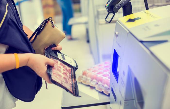 Mithilfe dieser Kassensysteme können die Kunden ihre Einkäufe selbst scannen und bezahlen.  (Foto: AdobeStock - 330259080 Koonsiri)