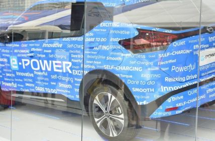 Nissan setzt auf Elektromobilität: Alle Modelle werden (Foto: AdobeStock 558920060 walterericsy)