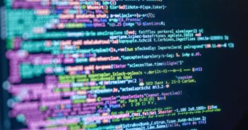 Unterhalten sich KI-Systeme? (Foto: AdobeStock_1257137537 Celt Studio)