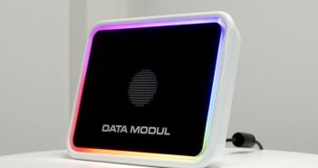 DATA MODUL integriert Lautsprecher und Mikrofone nahtlos hinter (Foto: DATA MODUL)