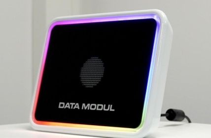 DATA MODUL integriert Lautsprecher und Mikrofone nahtlos hinter (Foto: DATA MODUL)
