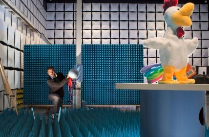 Smarte KI-Spielzeuge im Test: TÜV und GS garantieren (Foto: TÜV Rheinland)