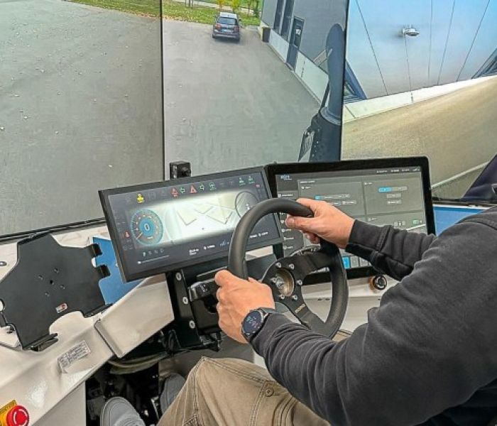 Teleoperation im Realbetrieb: Ein Operator steuert das Fahrzeug (Foto: Arnold NextG)