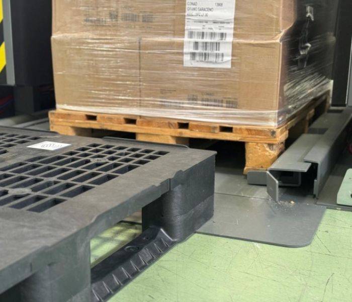 Toppy RAPTOR: Der stationäre Palettenwechsler (Foto: Toppy srl)