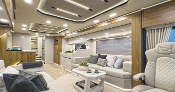 530-PS Mercedes Actros Basis mit vier Slide-Outs und Luxus (Foto: www.vario-mobil.com)