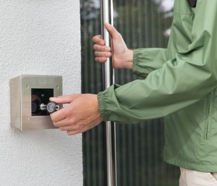 Robust und wettergeschützt : der CLIQ Leser außen (Foto: Kay Herschelmann)