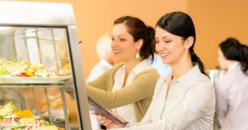 Mythen der Gemeinschaftsgastronomie entlarven mit echten DGE-Standards und (Foto: AdobeStock - CandyBox Images - 41403936)