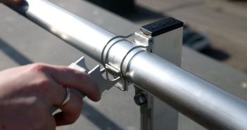 Spezialist installiert HYGHTS-Geländersystem auf Flachdach deutlich schneller als (Foto: HYMER-Leichtmetallbau GmbH & Co. KG)